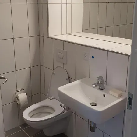 In Shared Apartment-close To Transport Rum i privatbostad